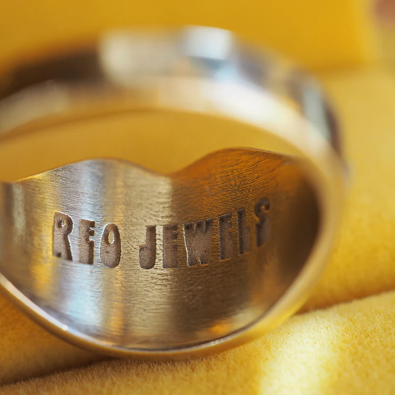 Micks Lips Ring - Image 3